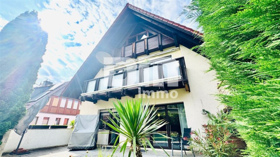 Hochwertiges 1-2 Familienhaus mit Nebengebäude in begehrter Lage mit vielen Extras - Rückansicht / Terrasse